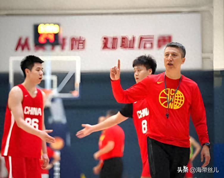 PG电子-CBA球队训练备战，主教练全力激励球员(cba教练训话)