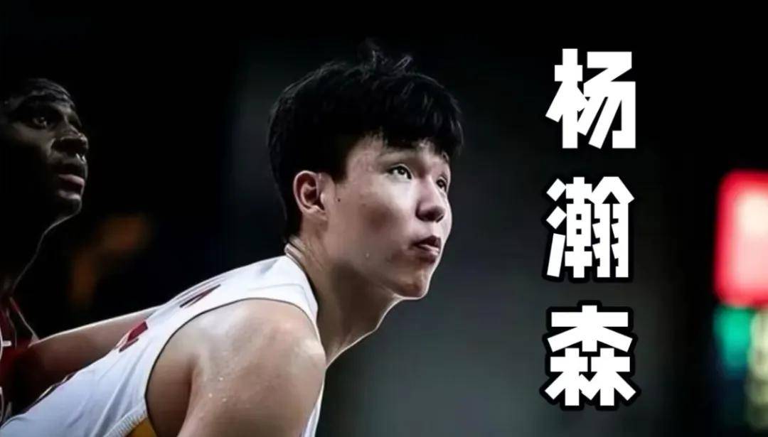 PG电子-被选中前还在吃炸鸡！杨瀚森式幽默逗笑美女主持人(和平精英搞笑吃鸡解说)